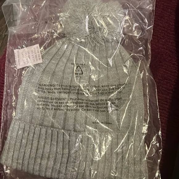 NWT Michael Kors beanie with Pom gray - Picture 1 of 3